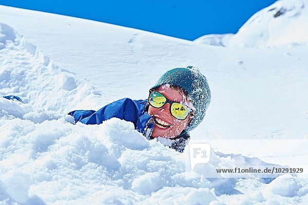 Junge spielt im Schnee  Chamonix  Frankreich