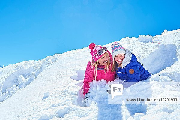 Mutter und Tochter spielen im Schnee  Chamonix  Frankreich