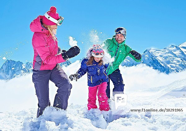 Familie mit Schneeballschlacht  Chamonix  Frankreich