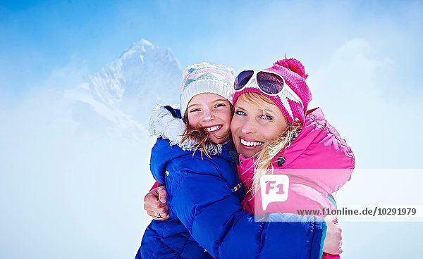 Mutter und Tochter umarmen  Chamonix  Frankreich