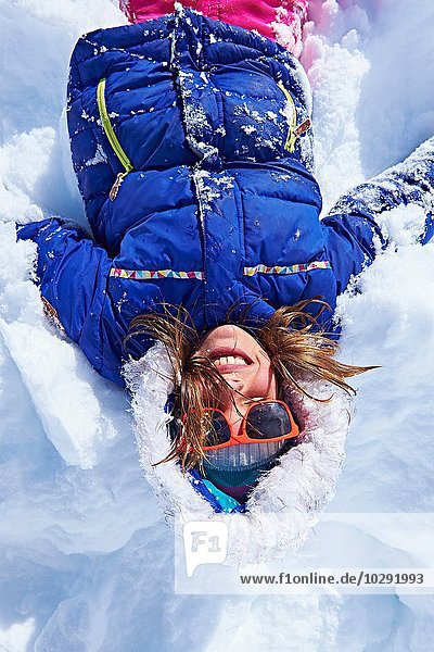 Mädchen im Schnee liegend  Chamonix  Frankreich
