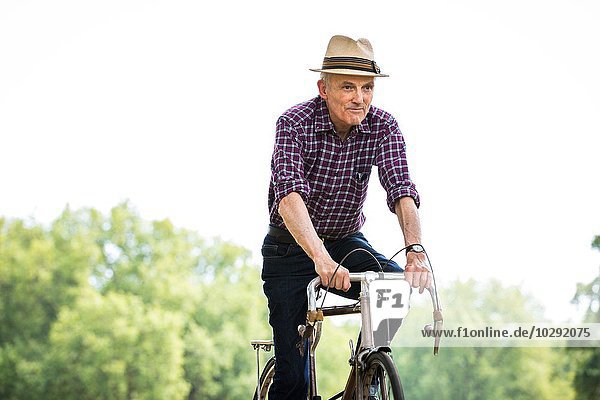 Seniorenradfahren im Park