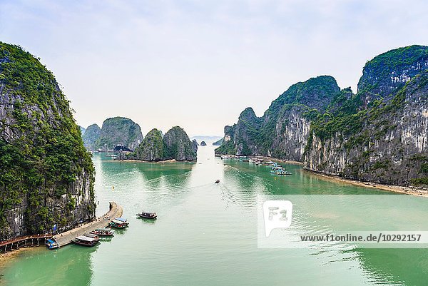 Blick auf Boote und Felseninseln Ha Long Bay Vietnam