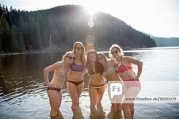 Junge Frauen lächeln in Bikinis  Lost Lake  Oregon  USA