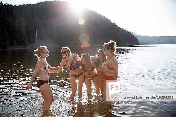 Junge Frauen in Bikinis  Lost Lake  Oregon  USA