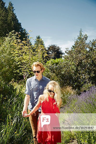 Paar Spaziergang mit Lavendel im Garten  Seattle  Washington  USA