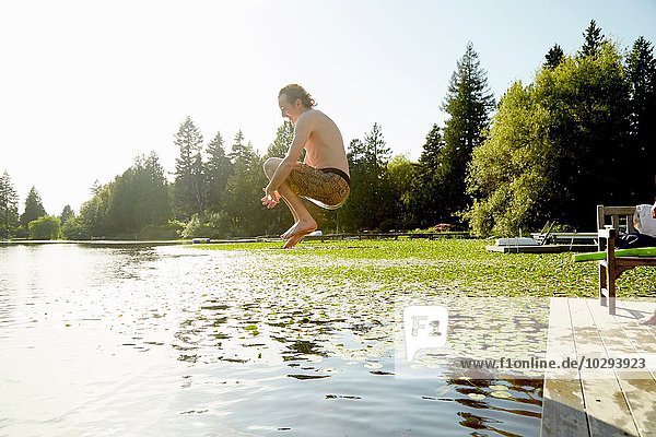 Mann springt in den See  Seattle  Washington  USA