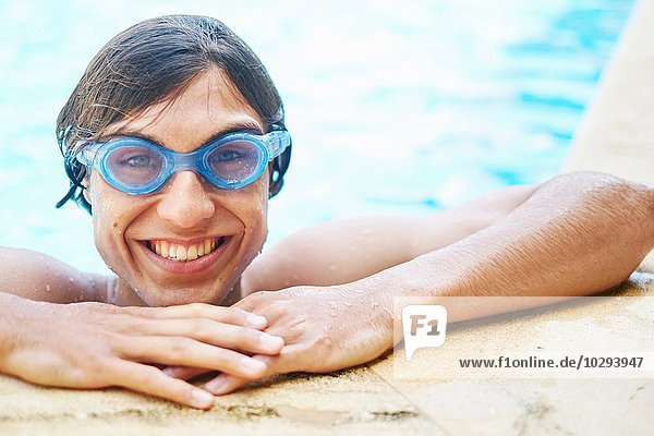 Porträt eines jungen Mannes mit Schwimmbadbrille