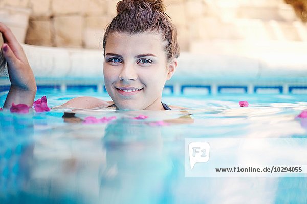 Oberflächliches Porträt eines Mädchens im Schwimmbad