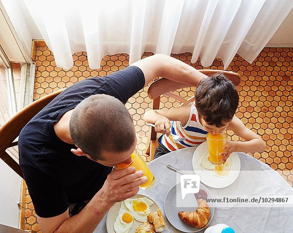 Vater und Sohn beim Frühstück