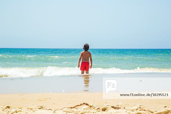 Rückansicht des Jungen im Meer mit Blick auf den Horizont  Cadiz  Spanien