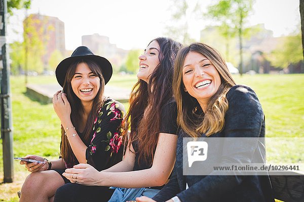 Porträt von drei jungen Freundinnen beim Lachen im Park
