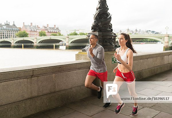 Läufer und Läuferinnen auf Southbank  London  UK