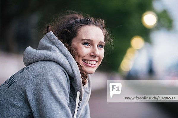 Porträt einer glücklichen Läuferin bei einer Pause