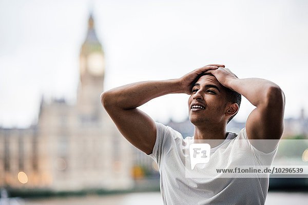 Erschöpfter männlicher Läufer macht Pause auf Southbank  London  UK