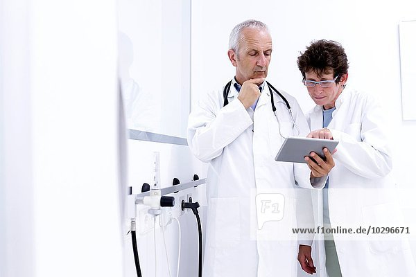 Zwei Ärzte auf der Suche nach einem digitalen Tablett