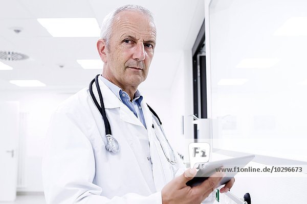 Portrait eines männlichen Arztes mit digitalem Tablett