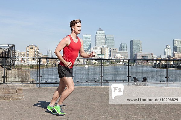 Läufer joggen am Wasser  Wapping  London