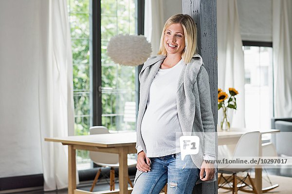 Glückliche Vollzeitschwangerschaft junge Frau in der Küche