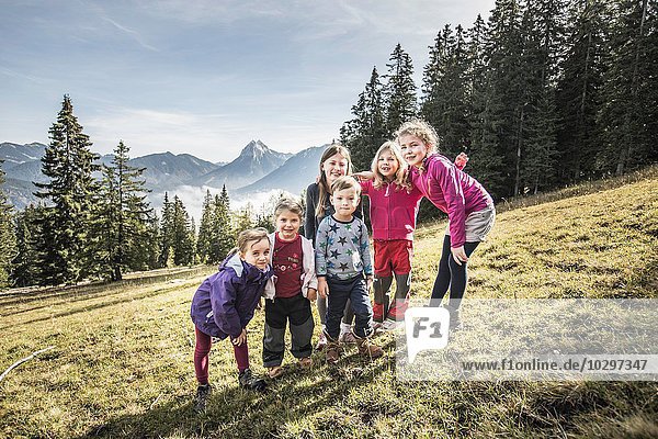 Porträt von zwei Frauen und vier Kindern im Feld Achenkirch Österreich