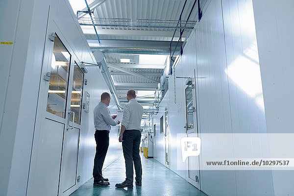 Manager bei der Inspektion von Roboter-Spritzkabinen in der Lackiererei für Autoteile