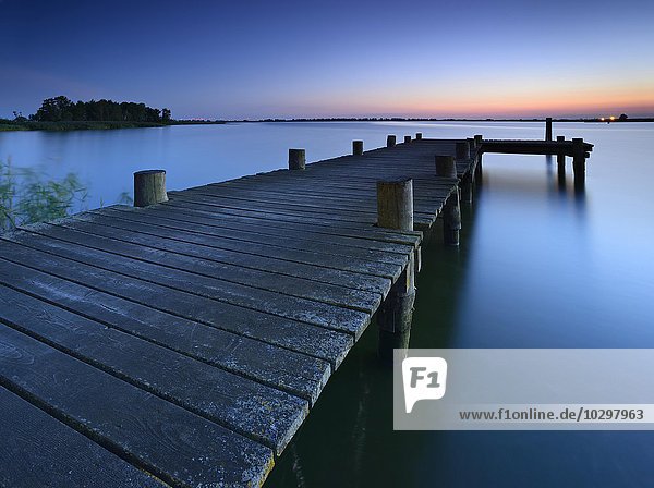 Sonnenuntergang am Peenestrom  Steg  Insel Usedom  Mecklenburg-Vorpommern  Deutschland  Europa
