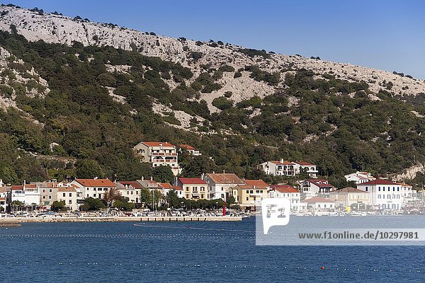 Bucht und der Hafen von Baska  Krk  Kvarner Bucht  Adria  Kroatien  Europa