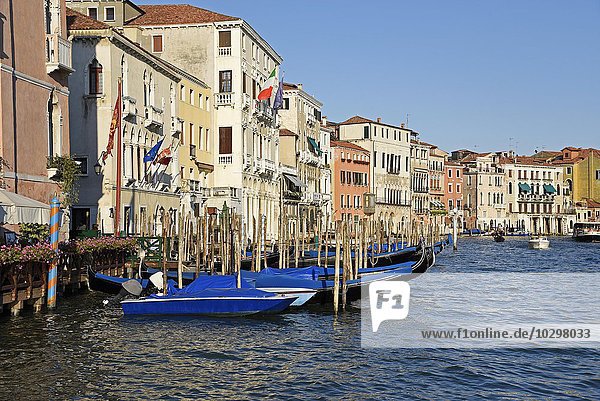 Abgedeckte Gondeln und Paläste am Canal Grande  Venedig  Venezia  Venetien  Italien  Europa