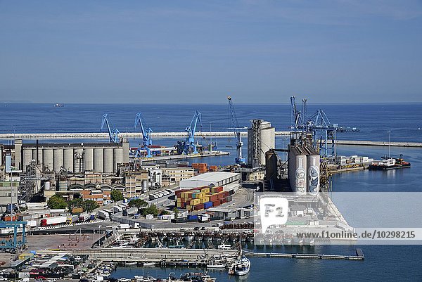 Kräne und Industrieanlagen im Hafen von Ancona  Marken  Italien  Europa