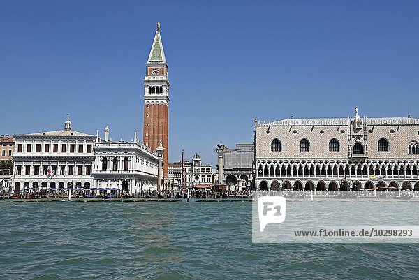 Ausblick auf Campanile oder Markusturm  Dogenpalast und Piazza di San Marco  Markusplatz  Venedig  Venezia  Venetien  Italien  Europa