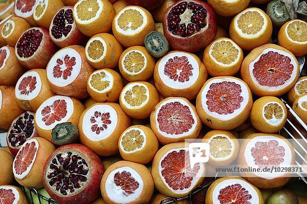 Orangen  Grapefrucht und Granatäpfel  liegen angeschnitten an einem Marktstand  Istanbul  Türkei  Asien