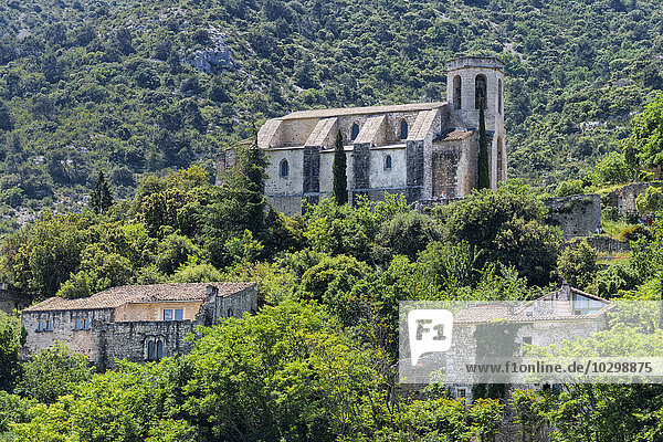 Ausblick auf das mittelalterlichen Dorf Oppede-le-Vieux mit der Kirche Notre-Dame-d?Alidon  auch Notre-Dame-de-Dolidon  Vaucluse  Provence Alpes Cote d'Azur  Frankreich  Europa