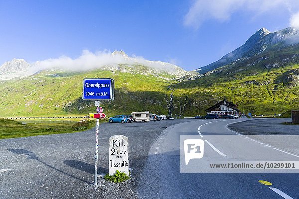 Straße über den Oberalppass  Berge in der Ferne  Andermatt  Kanton Uri  Schweiz  Europa