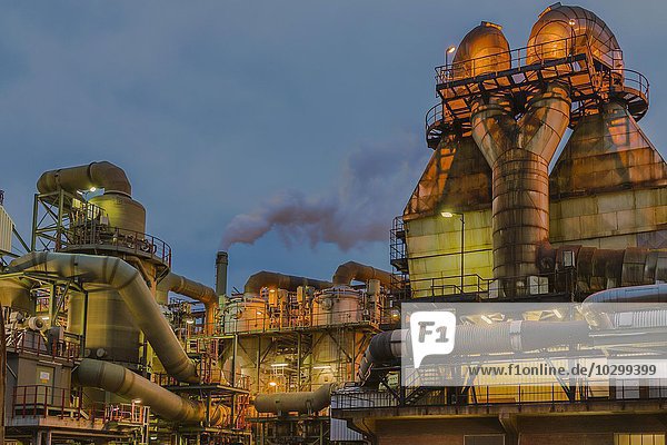 Industrieanlage  Kupferherstellung  Aurubis AG  beleuchtet bei Dämmerung  Hamburg  Deutschland  Europa