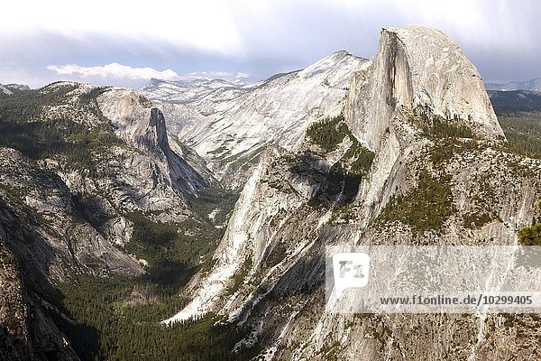 Ausblick vom Glacier Point ins Yosemite Valley und den Half Dome  Yosemite Nationalpark  Kalifornien  USA  Nordamerika