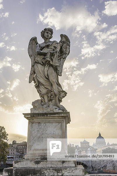 Statue  Engelskulptur auf der Engelsbrücke  Rom  Latium  Italien  Europa