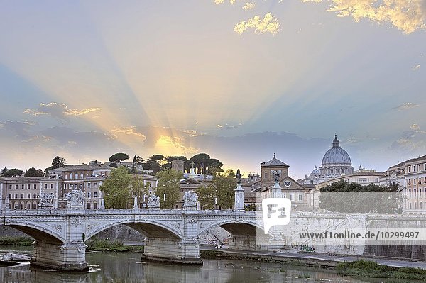 Aussicht von der Engelsbrücke zur Brücke Vittorio Emanuelle II und zum Petersdom bei Sonnenuntergang  Rom  Latium  Italien  Europa