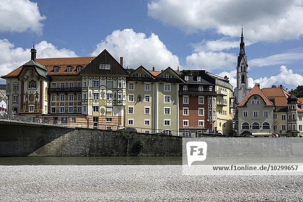Fluss  Isar  hinten Häuser oder Hausfassaden  Bad Tölz  Oberbayern  Bayern  Deutschland  Europa