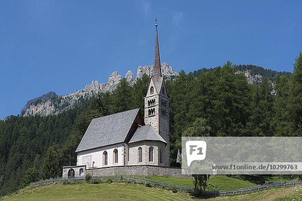Wallfahrtskirche von Santa Giuliana  1452  älteste im Vassatal  Vigo di Fassa  Dolomiten  Trentino  Südtirol  Alto Adige  Italien  Europa