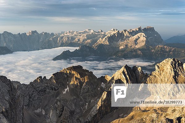 Dolomiten bei Sonnenaufgang  Aussicht vom Gipfel Punta Penia nach Süden  höchster Gipfel der Dolomiten  Marmolata  hinten die Pala-Gruppe  Dolomiten  Alpen  Trentino-Alto Adige  Italien  Europa
