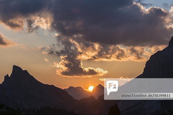 Sonnenuntergang am Valparolapass  links Hexenberg mit Gipfelkreuz  rechts Kleiner Lagazuoi  Dolomiten  Alpen  Cortina d'Ampezzo  Venetien  Veneto  Italien  Europa