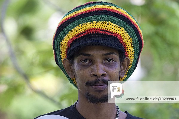 Einheimischer Mann mit bunter Rasta-Mütze  Portrait  Insel Praslin  Seychellen  Afrika