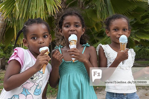 Einheimische Mädchen essen  schlecken Eis  Insel La Digue  Seychellen  Afrika