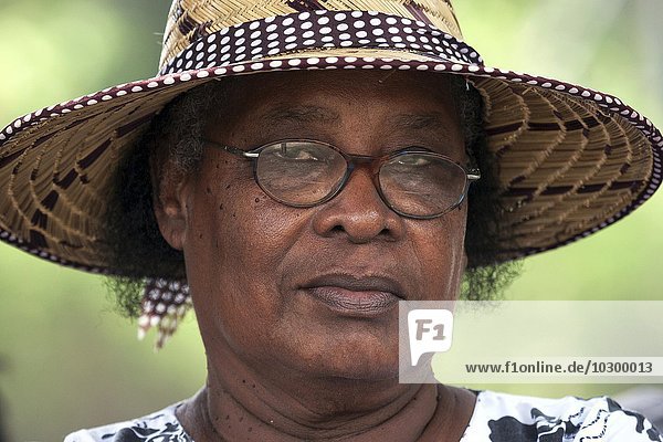 Einheimische Frau mit Strohhut und Brille  Portrait  Anse Royale  Insel Mahe  Seychellen  Afrika
