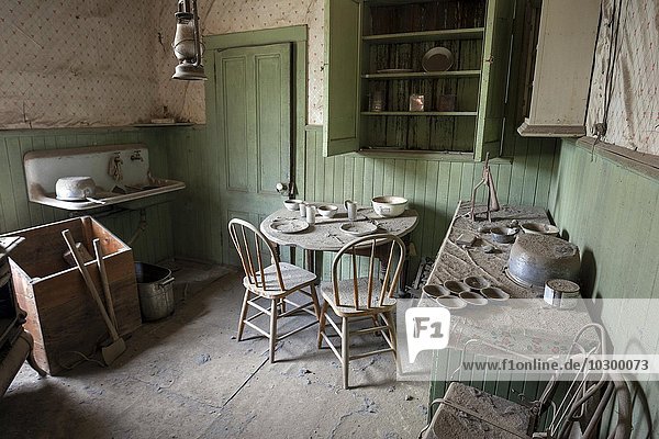 Küche in einem alten Haus in der Geisterstadt  alte Goldgräberstadt  Bodie State Historic Park  Bodie  Kalifornien  USA  Nordamerika