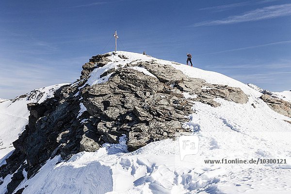 Skitourengeher beim Aufstieg auf die Madritschspitze im Martelltal  hier am Gipfelgrat  Nationalpark Stilfserjoch  Ortlergruppe  Vinschgau  Südtirol  Trentino-Südtirol  Italien  Europa