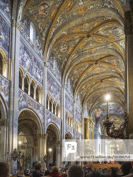 Holy Mass in the Cathedral  Parma  Emilia-Romagna  Italy  Europe