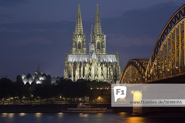 Kölner Dom in der blauen Stunde  Philharmonie  Hohenzollernbrücke  Rhein  Köln  Nordrhein-Westfalen  Deutschland  Europa