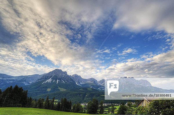 Wilder Kaiser  Gebirge mit Wolkenhimmel  Tirol  Österreich  Europa