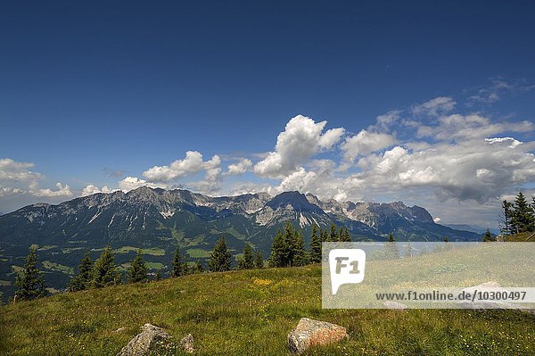 Ausblick vom Brandstadl auf den Wilden Kaiser mit Wolkenhimmel  Scheffau am Wilden Kaiser  Tirol  Österreich  Europa